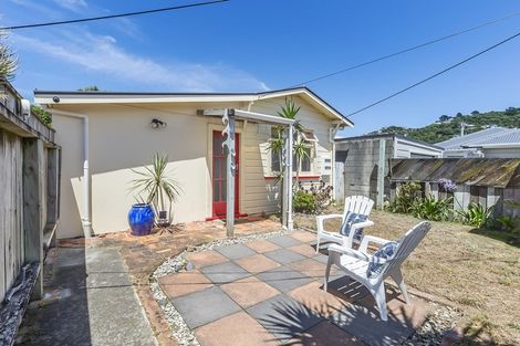 Photo of property in 137 Apu Crescent, Lyall Bay, Wellington, 6022