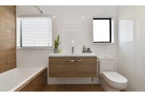 Photo of property in 11 Moffat Road, Red Beach, 0932