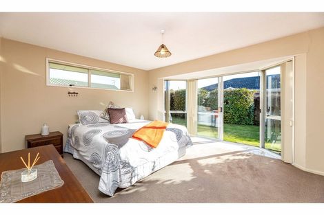 Photo of property in 19 Broadfell Avenue, Avonhead, Christchurch, 8042