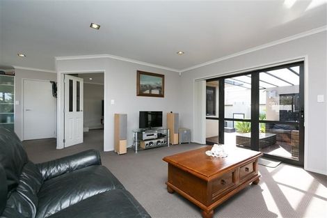 Photo of property in 21 Montrose Place, Highlands Park, New Plymouth, 4312