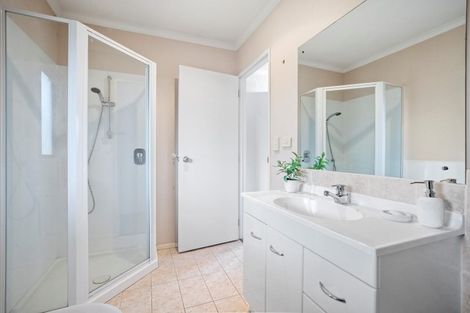 Photo of property in 16 Ranch Place, Pukekohe, 2120