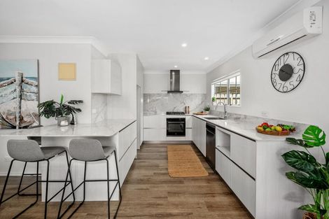 Photo of property in 1/69 Bay Street, Red Beach, 0932