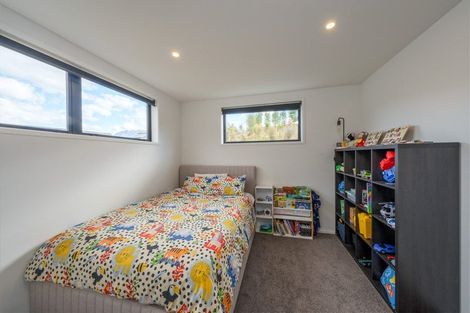 Photo of property in 16 Runholder Rise, Jacks Point, 9371