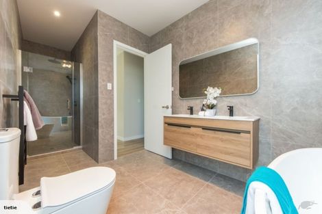 Photo of property in 10 Barrique Road, Kumeu, 0810