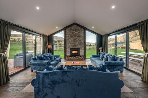 Photo of property in 16 Runholder Rise, Jacks Point, 9371