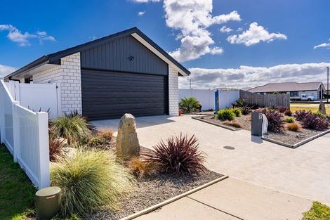 Photo of property in 4 Te Taniwha Road, One Tree Point, 0118