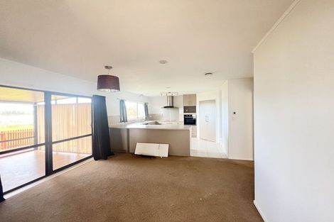 Photo of property in 124 Carnoustie Drive, Wattle Downs, Auckland, 2103