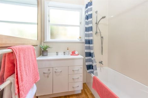 Photo of property in 17 Omega Street, Newlands, Wellington, 6037