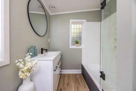 Photo of property in 8 Craigbank Avenue, New Lynn, Auckland, 0600