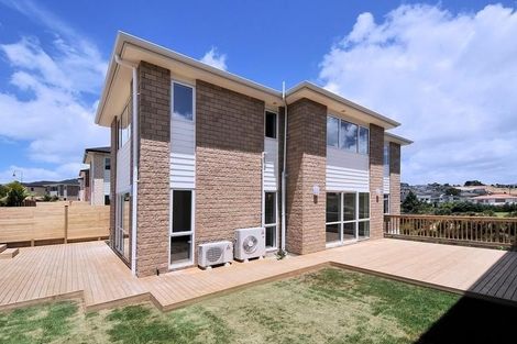 Photo of property in 16 Sohlue Place, Oteha, Auckland, 0632