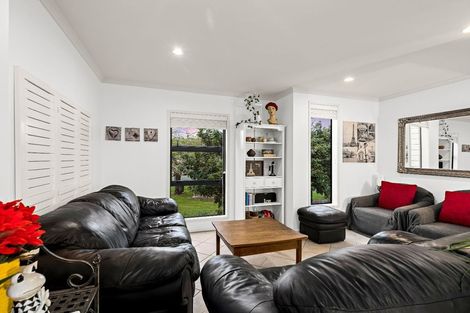 Photo of property in 40 Verdale Circle, Glen Eden, Auckland, 0602