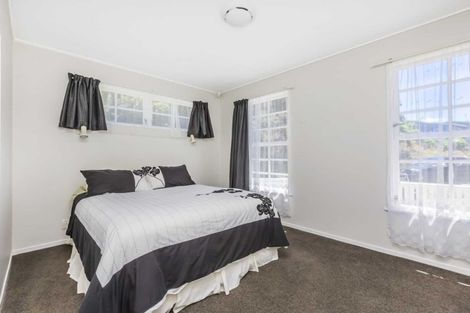 Photo of property in 90 Akaroa Drive, Maupuia, Wellington, 6022