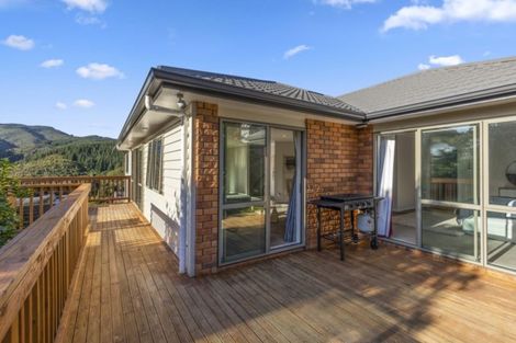 Photo of property in 5 Mcewen Crescent, Riverstone Terraces, Upper Hutt, 5018