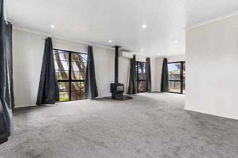 Photo of property in 27 Lothian Brae, Wattle Downs, Auckland, 2103