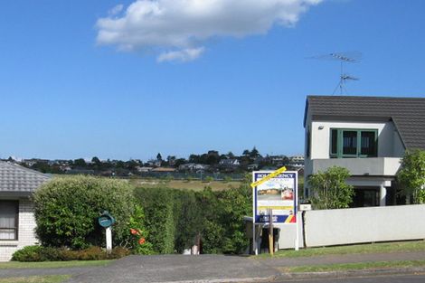 Photo of property in 2/32 Lagoon Way, West Harbour, Auckland, 0618