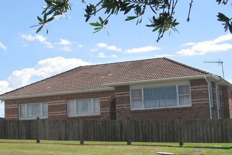 Photo of property in 2/22 Hyde Road, Rothesay Bay, Auckland, 0630