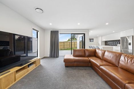 Photo of property in 1 Rewarewa Way, Timberlea, Upper Hutt, 5018