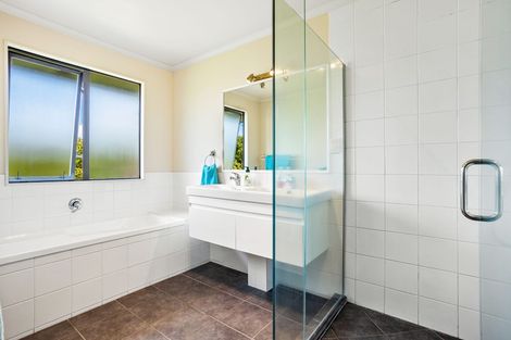 Photo of property in 34 Oakford Park Crescent, Greenhithe, Auckland, 0632