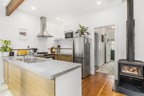 Photo of property in 3 Apu Crescent, Lyall Bay, Wellington, 6022