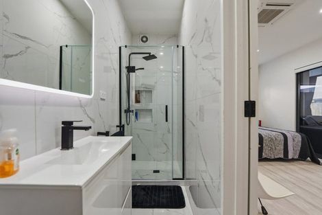 Photo of property in 7d Babich Road, Henderson Valley, Auckland, 0614