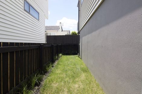 Photo of property in 5/94 Target Road, Totara Vale, Auckland, 0629