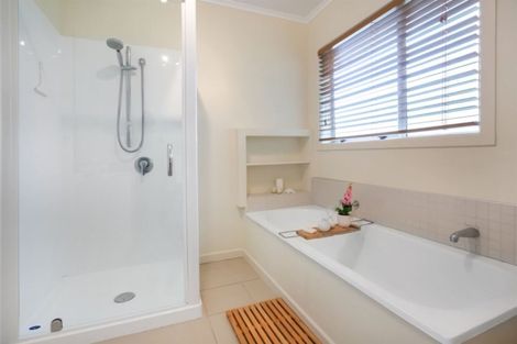 Photo of property in 2 Karoro Place, Paremata, Porirua, 5024