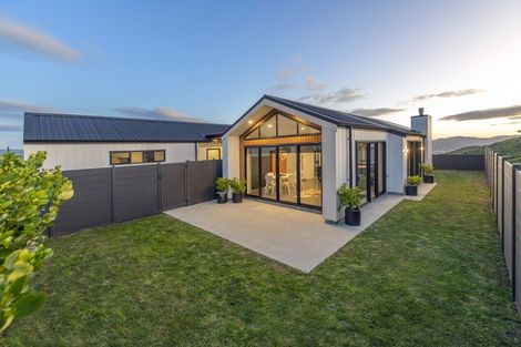 Photo of property in 23 Promontory Crescent, Newlands, Wellington, 6037