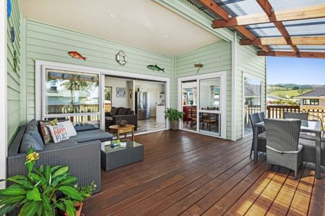 Photo of property in 3 Karaka Road, Kawakawa Bay, Papakura, 2585