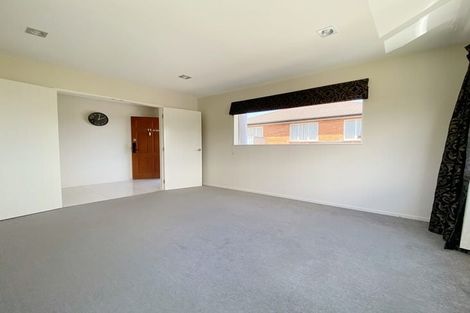 Photo of property in 11 Lakeridge Close, Northcross, Auckland, 0632