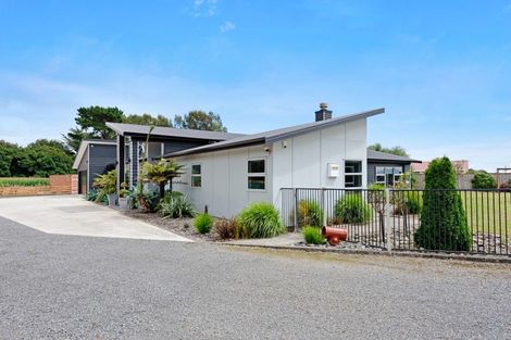 Photo of property in 51 Waikawa Beach Road, Manakau, Levin, 5573