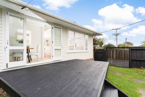 Photo of property in 4 Kirrie Avenue, Te Atatu South, Auckland, 0610