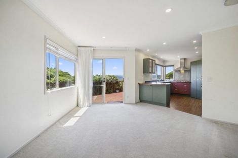Photo of property in 9 Bennett Grove, Newlands, Wellington, 6037