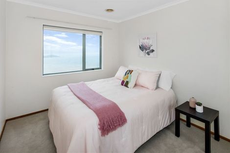 Photo of property in 22 Bennett Grove, Newlands, Wellington, 6037