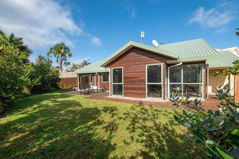 Photo of property in 43 Unsworth Drive, Unsworth Heights, Auckland, 0632