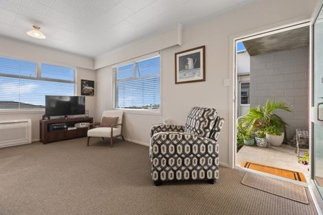 Photo of property in 14 South Road, Moturoa, New Plymouth, 4310