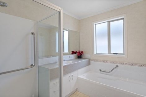 Photo of property in 28 Sovereign Isle Lane, Rototuna, Hamilton, 3210