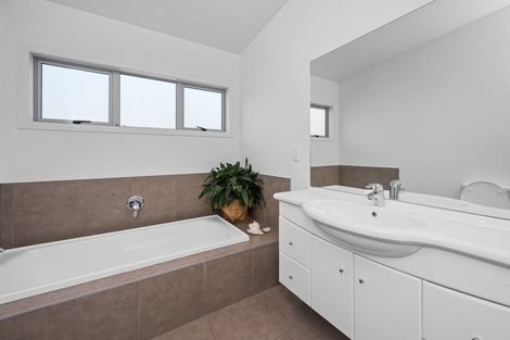 Photo of property in 2 Seagers Close, Kinloch, Taupo, 3377