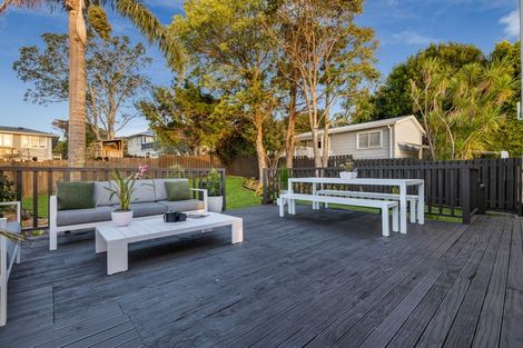 Photo of property in 19 Highland Avenue, Titirangi, Auckland, 0604