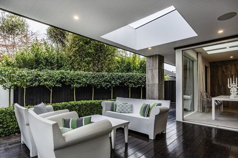 Photo of property in 2 Snowdon Road, Fendalton, Christchurch, 8052