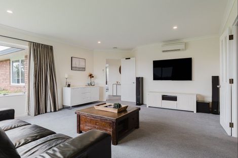 Photo of property in 4 Lourie Way, Fitzherbert, Palmerston North, 4410