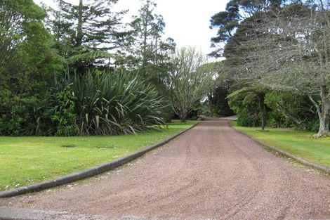 Photo of property in 8 Atarua Gardens, Waiatarua, Auckland, 0604