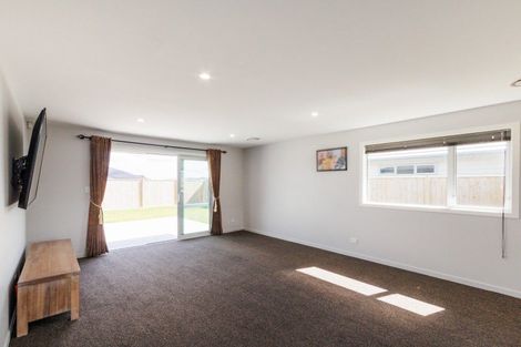 Photo of property in 47 Atlantic Drive, Fitzherbert, Palmerston North, 4410