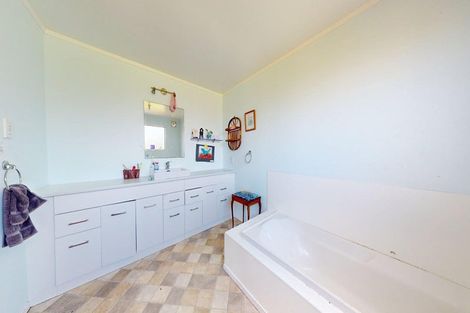 Photo of property in 33 Hauraki Road, Leigh, 0985