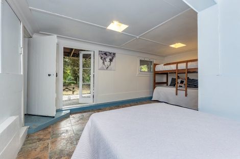 Photo of property in 43 Garden Road, Piha, New Lynn, 0772