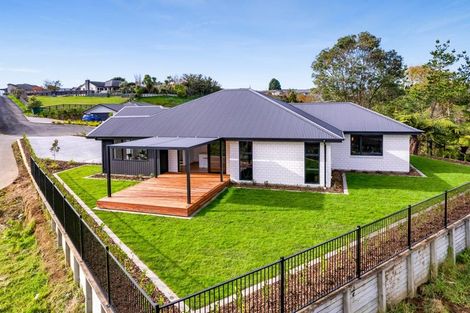 Photo of property in 8 Ponga Place, Highlands Park, New Plymouth, 4312