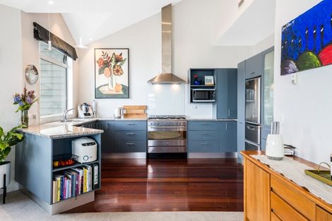 Photo of property in 11 Curnow Way, Kaiwharawhara, Wellington, 6035