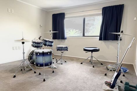 Photo of property in 24 Lexington Drive, Botany Downs, Auckland, 2010