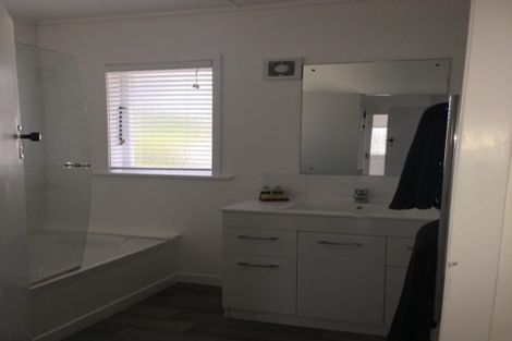 Photo of property in 52 Beach Haven Road, Beach Haven, Auckland, 0626
