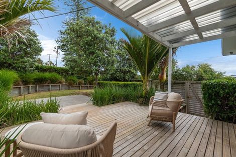 Photo of property in 11 Woodside Avenue, Northcote, Auckland, 0627