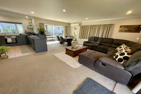 Photo of property in 23 James Nairn Grove, Riverstone Terraces, Upper Hutt, 5018